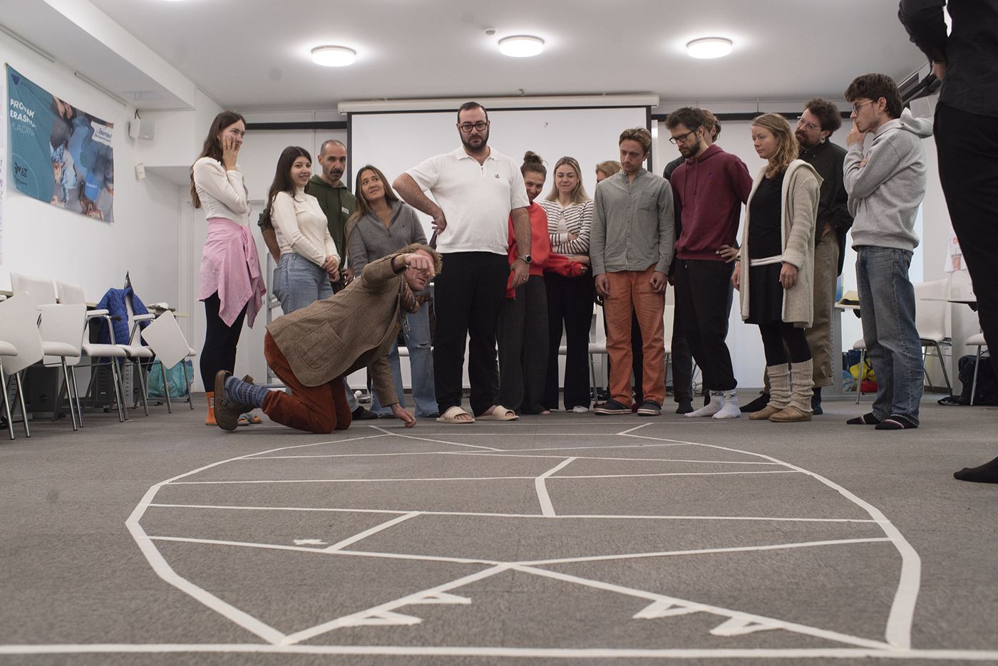 Participantes de pie en círculo durante una dinámica