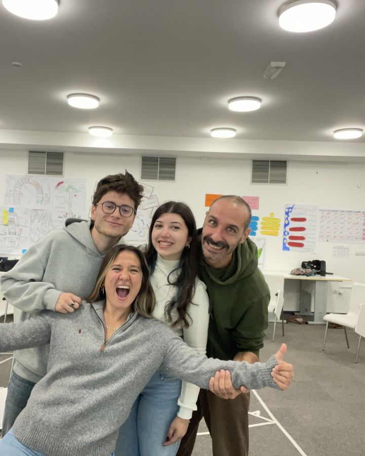 Cuatro participantes posando con alegría en la sala