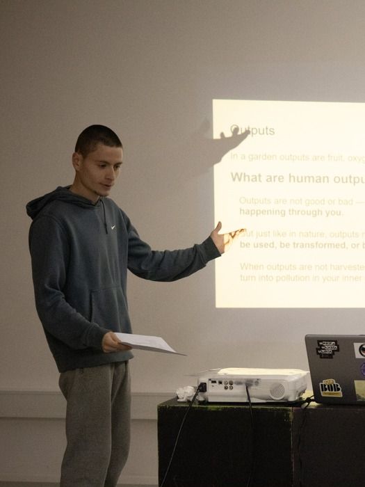Marc presentando un taller delante de una proyección