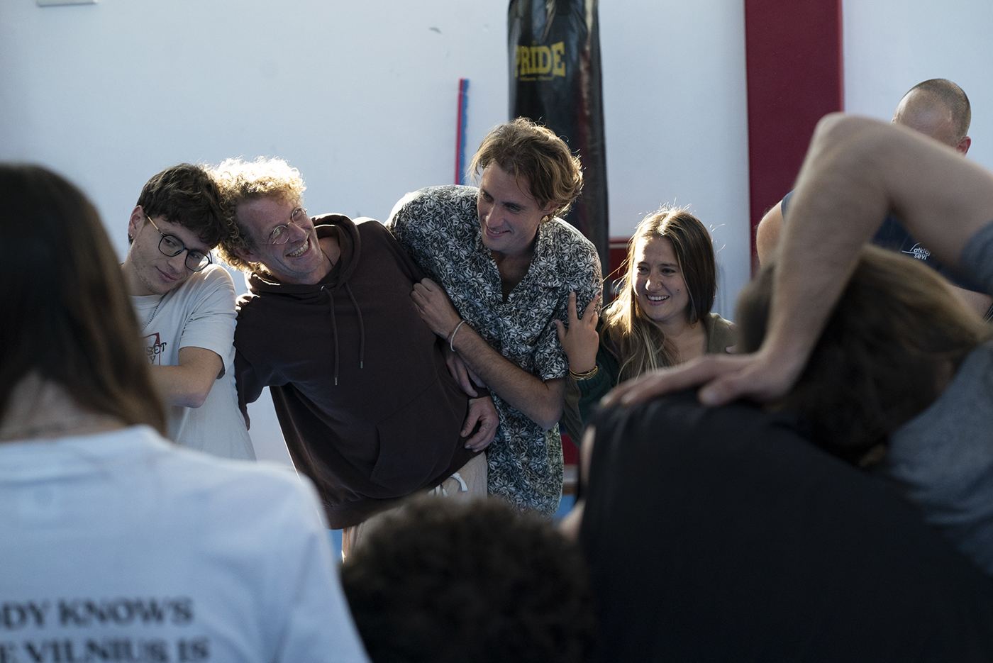 Participantes riendo en grupo durante un ejercicio